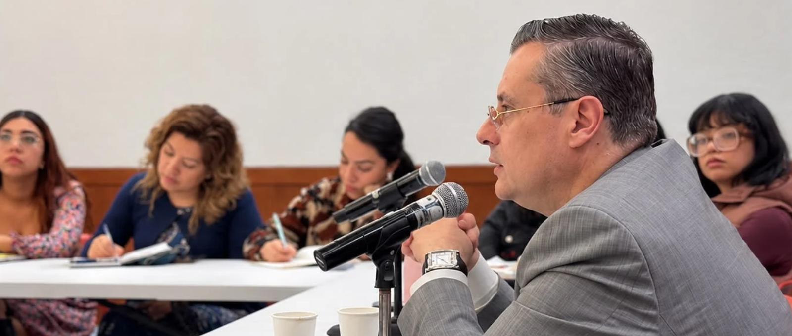 Ante personal de las Visitadurías de la CDHCM, el Magistrado Presidente explica cómo el TJACDMX protege el derecho humano a la buena administración